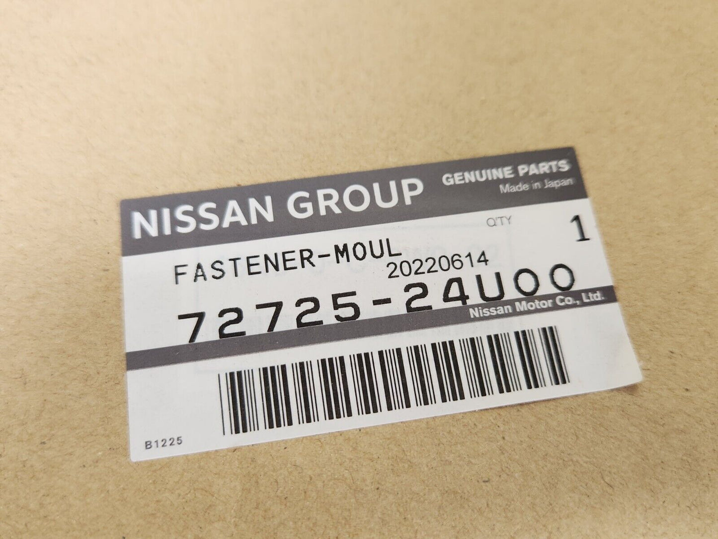 Nissan BNR33 R33 GTR GTS Genuine Front Window Molding & Inner fastener JDM OEM