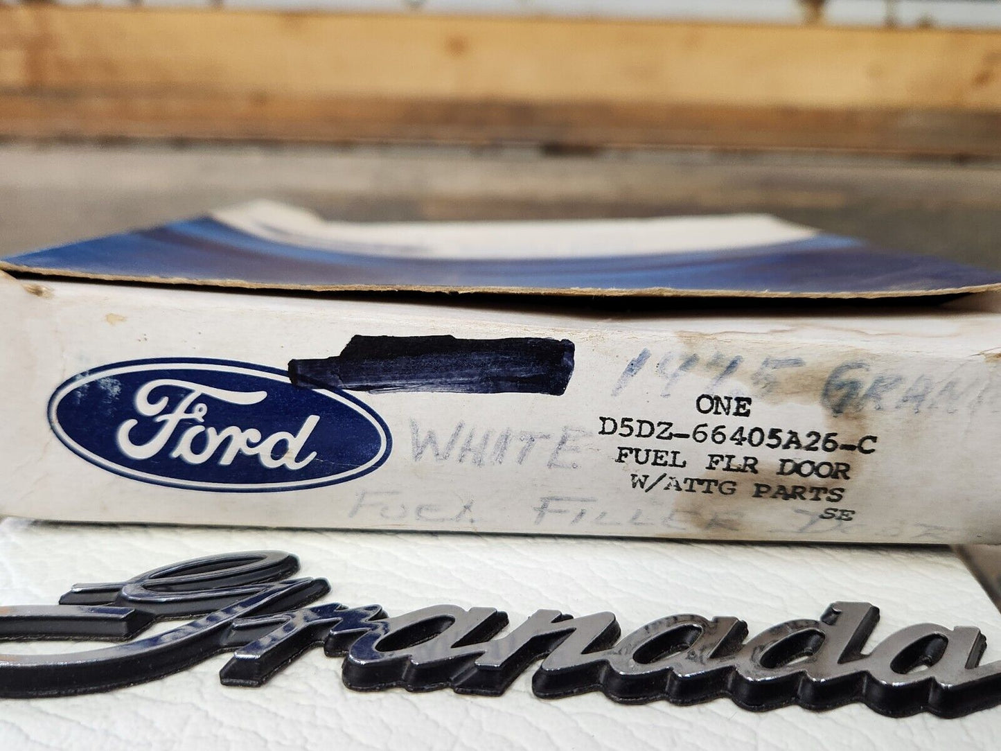 NOS 1975-1977 FORD GRANADA WHITE REAR FUEL FILLER DOOR w/EMBLEM D5DZ-66405A26-C