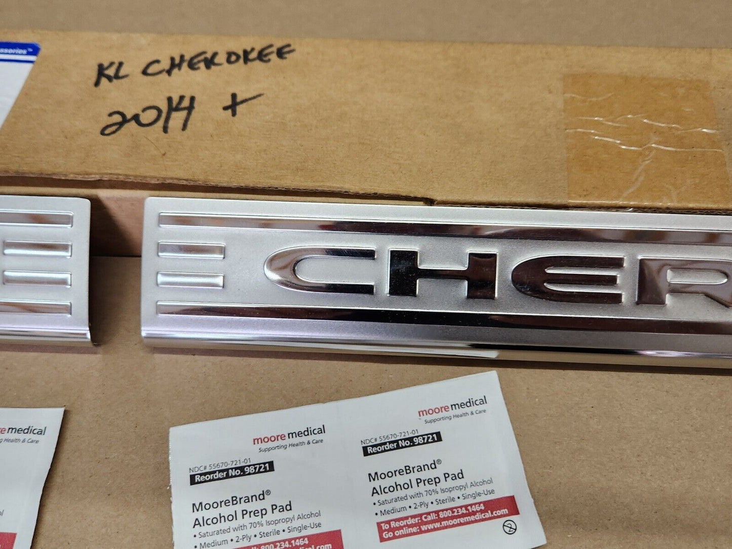 14-20 JEEP CHEROKEE FRONT DOOR STAINLESS STEEL SILL PLATE GUARD OEM NEW MOPAR