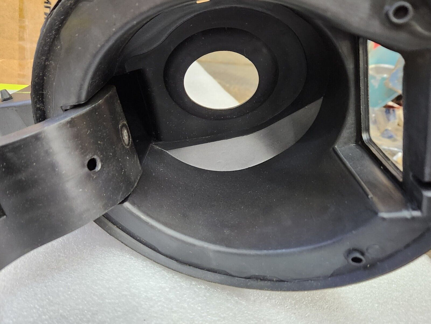 NEW GENUINE MOPAR 2015-2018 JEEP CHEROKEE FUEL FILLER HOUSING 68102575AE