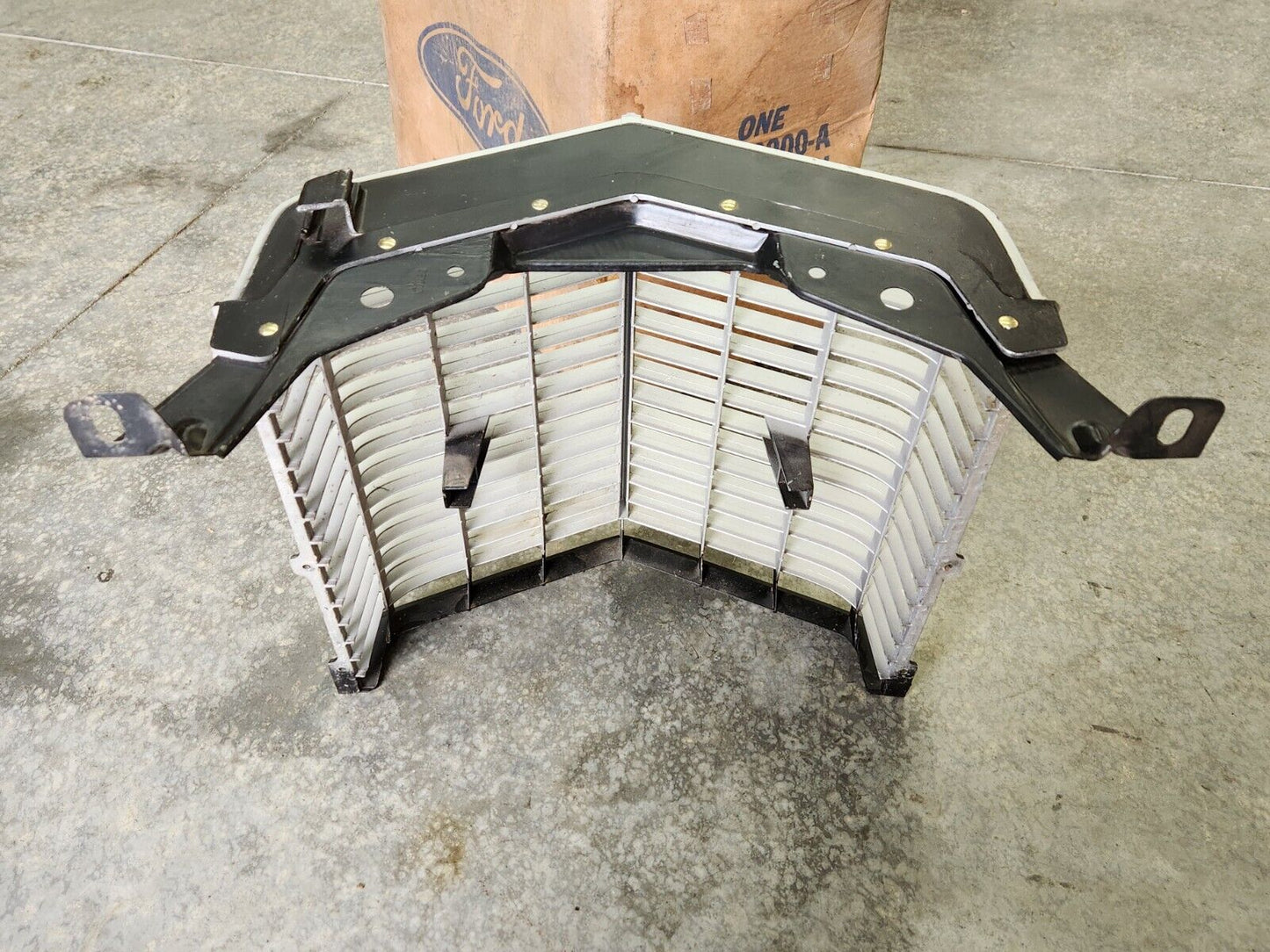 NOS 1972 Ford LTD Galaxie 500 Country Squire Ranch Grille in Box D2AZ-8200-A