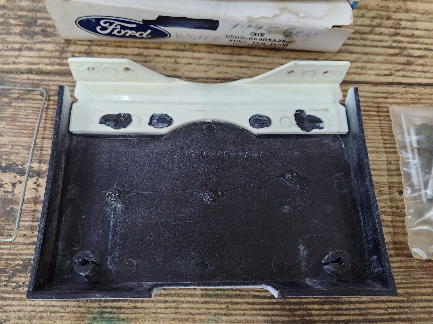 NOS 1975-1977 FORD GRANADA WHITE REAR FUEL FILLER DOOR w/EMBLEM D5DZ-66405A26-C