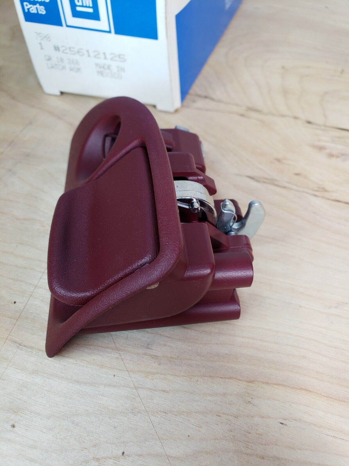 NEW GM 92 Pontiac Maroon Instrument Panel Compartment Door Latch Handle 25612125