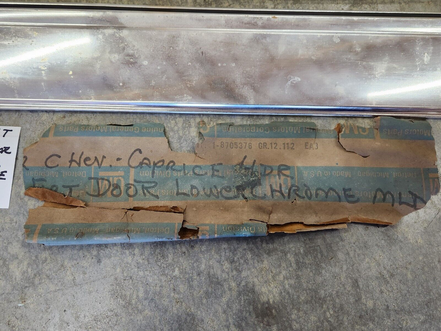 1972 Chevrolet Caprice 4-door Hardtop NOS RH Rear Door Lower Molding GM 8705377