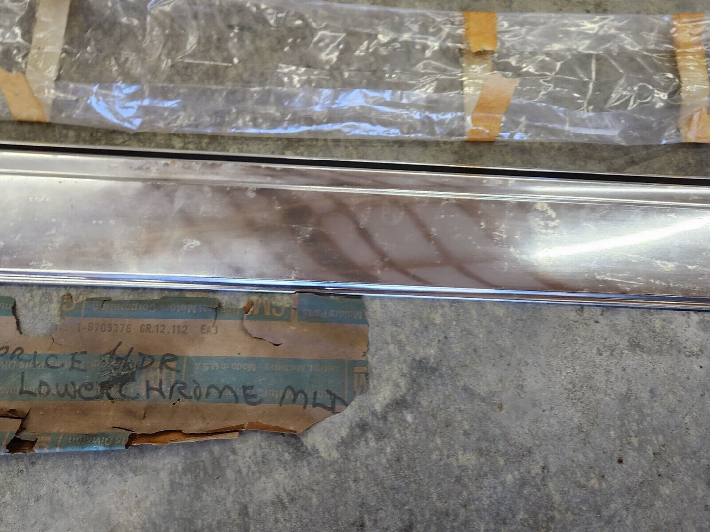 1972 Chevrolet Caprice 4-door Hardtop NOS RH Rear Door Lower Molding GM 8705377