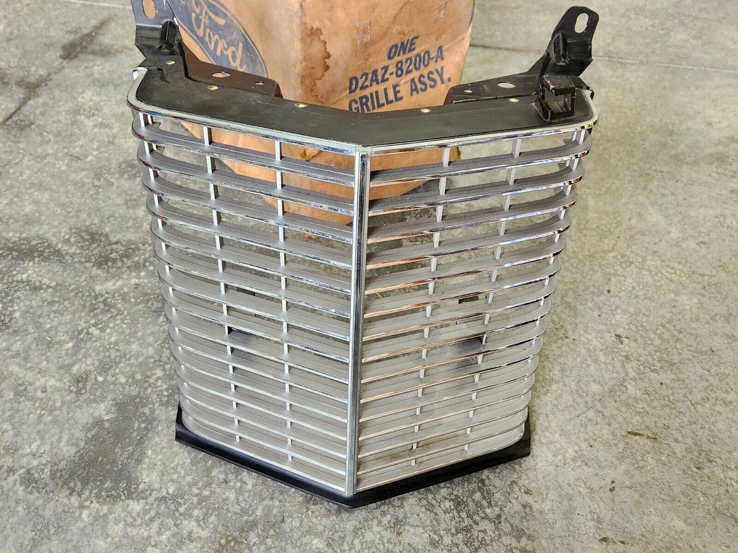NOS 1972 Ford LTD Galaxie 500 Country Squire Ranch Grille in Box D2AZ-8200-A