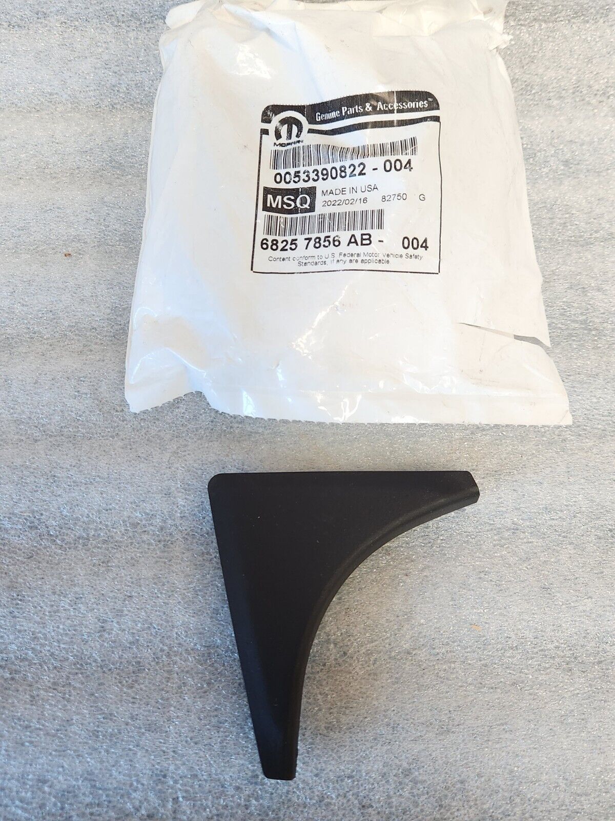 NEW MOPAR 17-25 PACIFICA TOP INSIDE CORNER OF FRONT DOOR BEZEL RIGHT 68257856AB