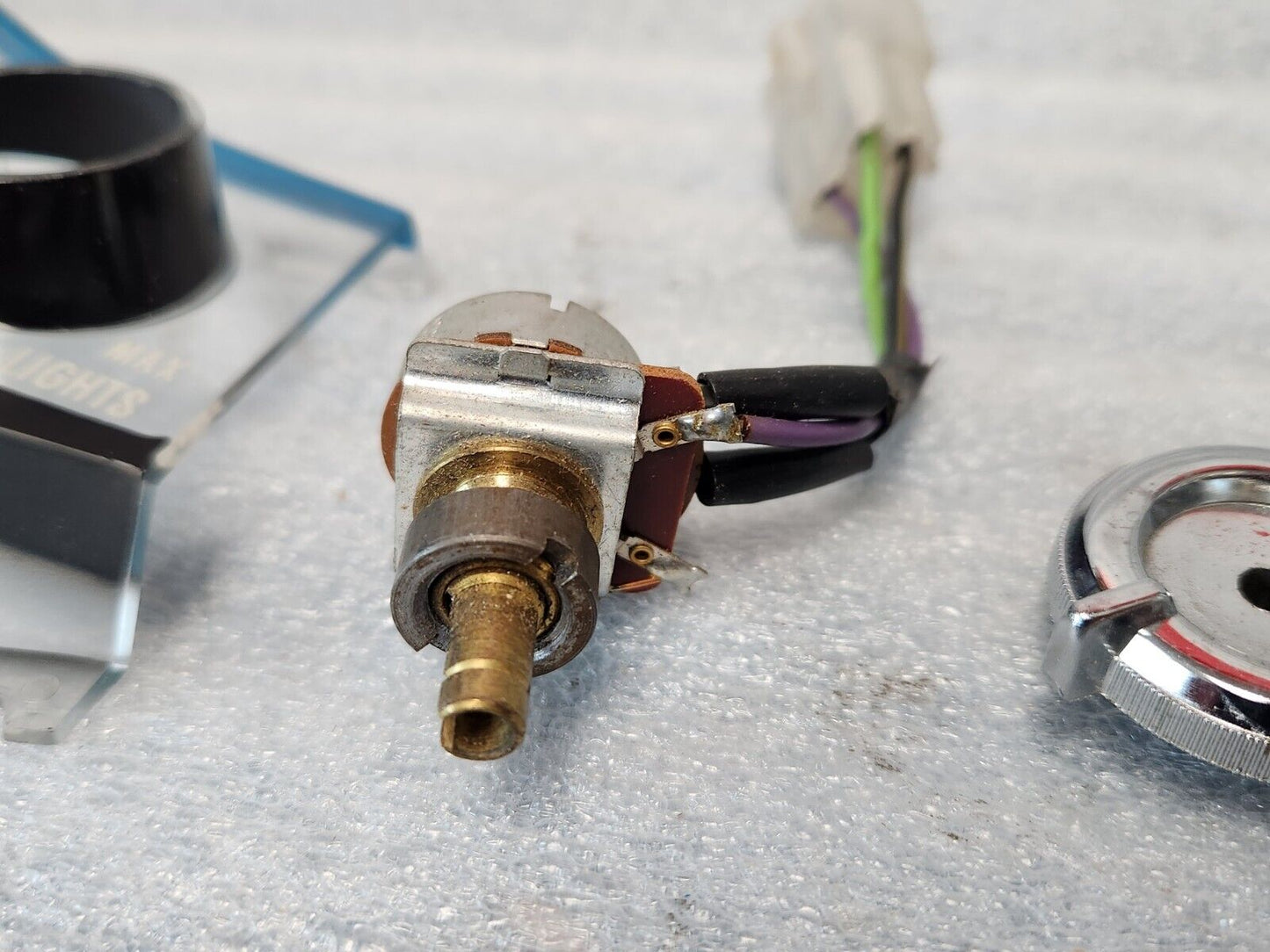 1976-79 CADILLAC SEVILLE HEADLIGHT SWITCH W/ TWILIGHT SENTINEL KNOB BEZEL SHAFT