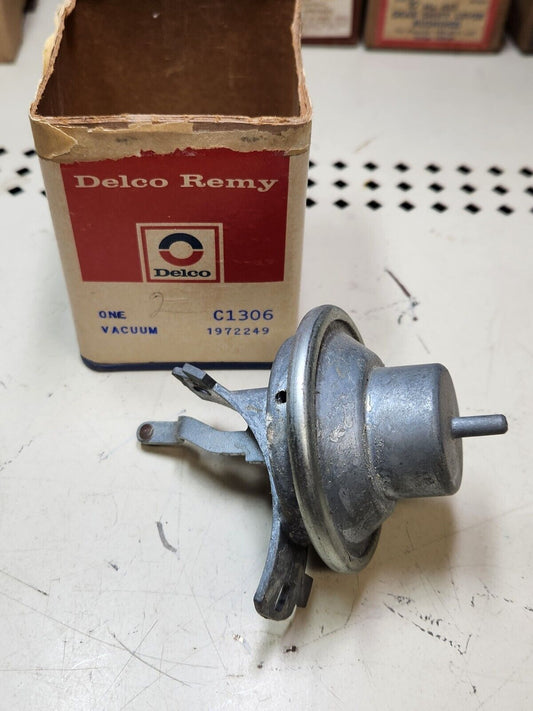 NOS Distributor Vacum 1961 1962 Plymouth Valiant Dodge Lancer USA MADE Delco