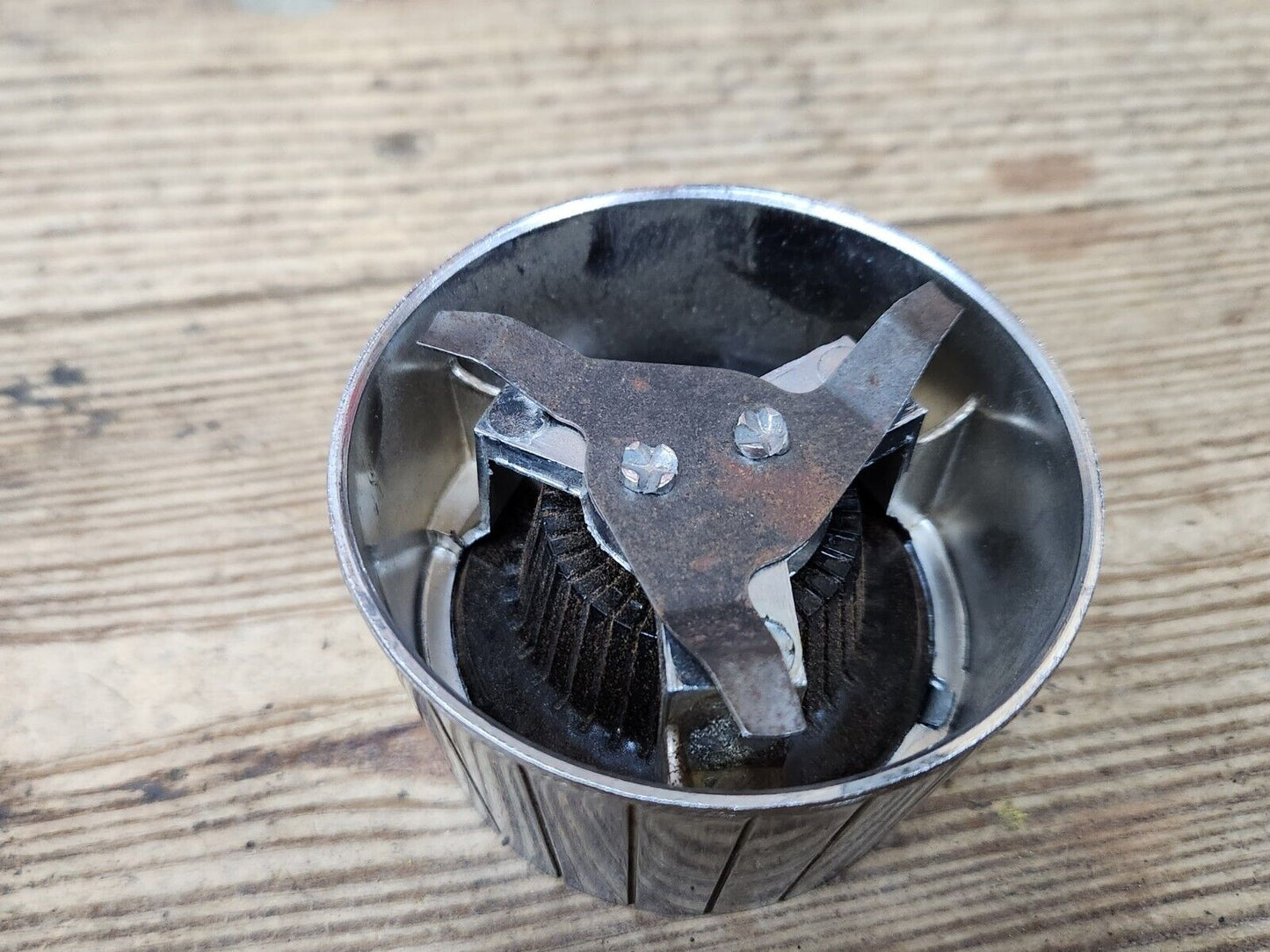 1963 1964 CHRYSLER NEWPORT 300 STEERING WHEEL HORN BUTTON CENTER CAP EMBLEM OEM