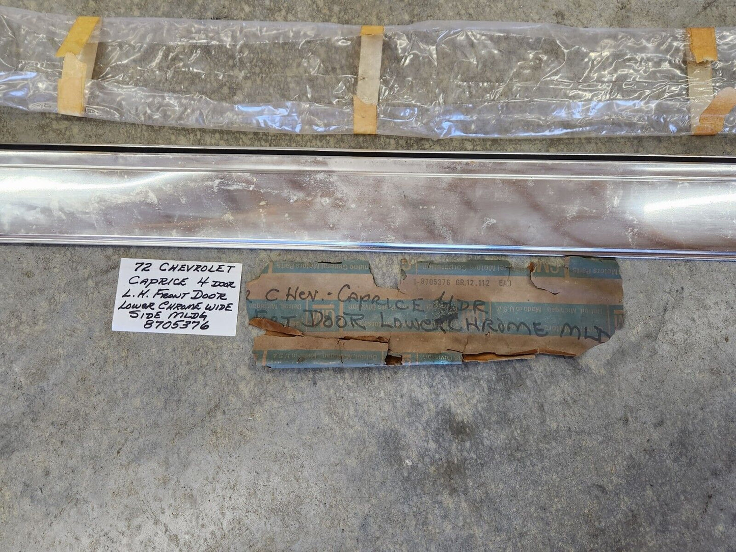 1972 Chevrolet Caprice 4-door Hardtop NOS RH Rear Door Lower Molding GM 8705377