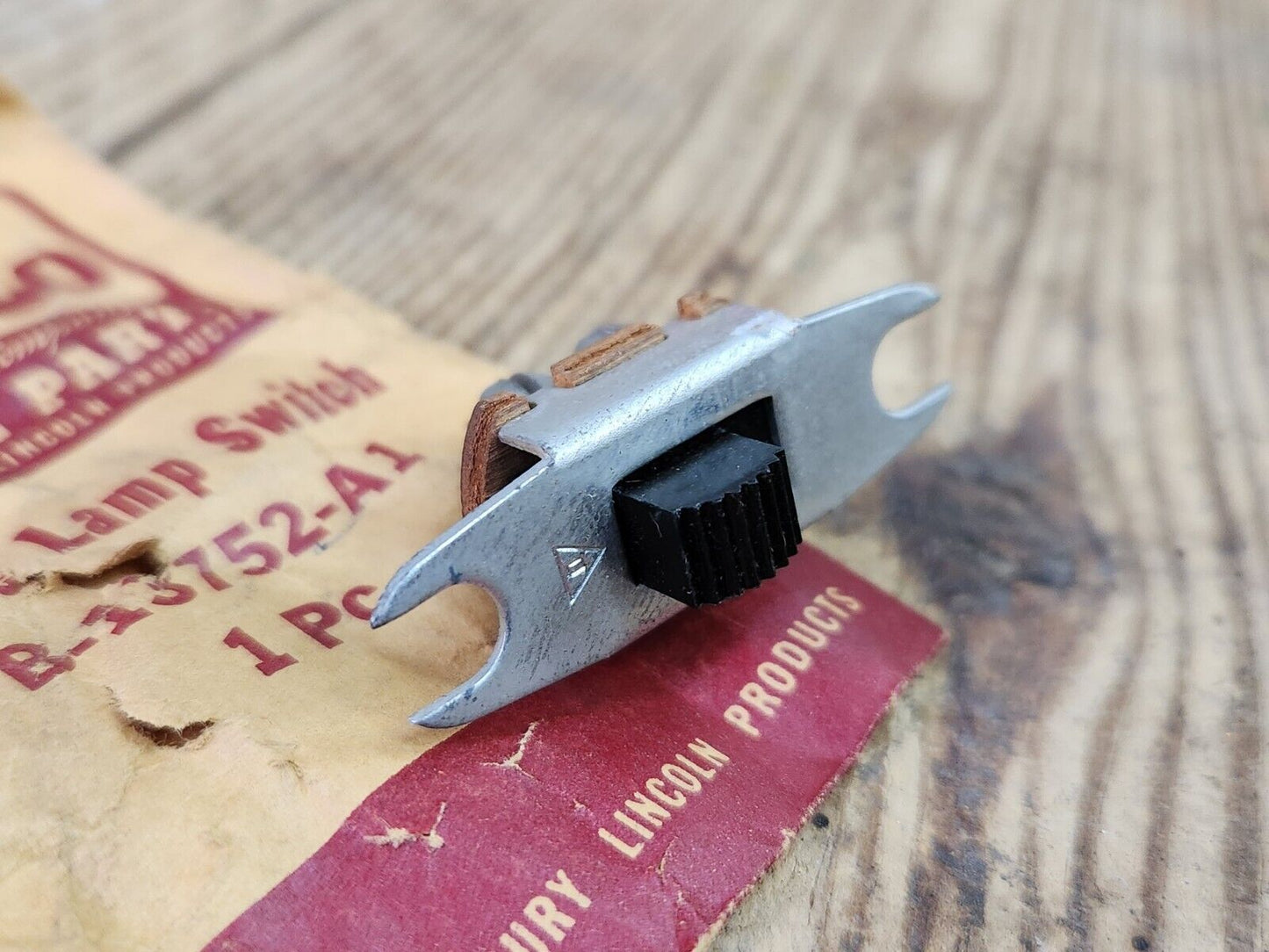 1930s 1940s 1950s FORD CHEVROLET BUICK NASH KAISER PACKARD NOS DOME LIGHT SWITCH