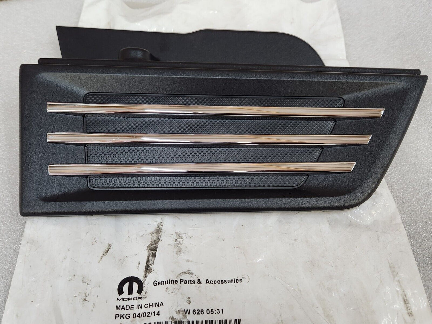 NEW 2007-11 Dodge Nitro Front RH Exterior Fender Grille Trim Molding 55157164AE