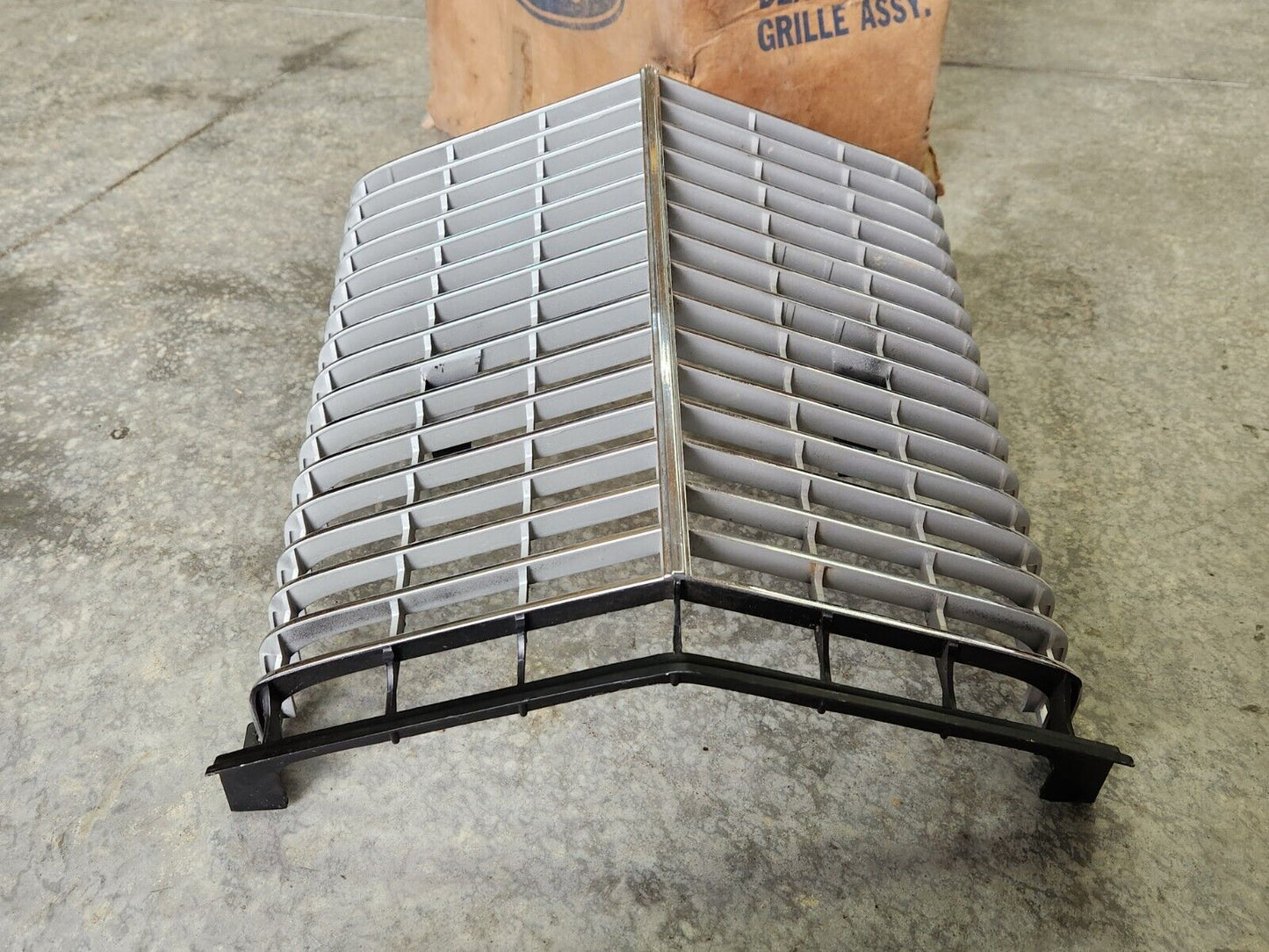 NOS 1972 Ford LTD Galaxie 500 Country Squire Ranch Grille in Box D2AZ-8200-A