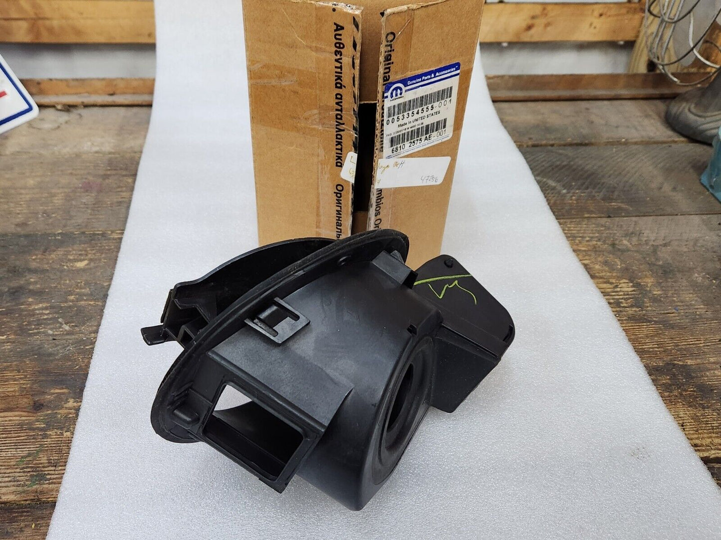 NEW GENUINE MOPAR 2015-2018 JEEP CHEROKEE FUEL FILLER HOUSING 68102575AE