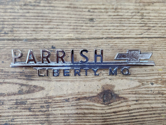 NOS NEW CHEVROLET DEALERSHIP VEHICLE EMBLEM 1970'S PARRISH CHEVROLET LIBERTY MO