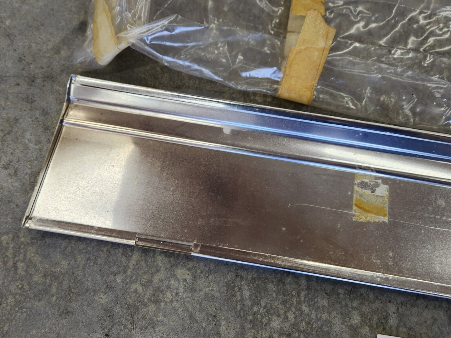 1972 Chevrolet Caprice 4-door Hardtop NOS RH Rear Door Lower Molding GM 8705377