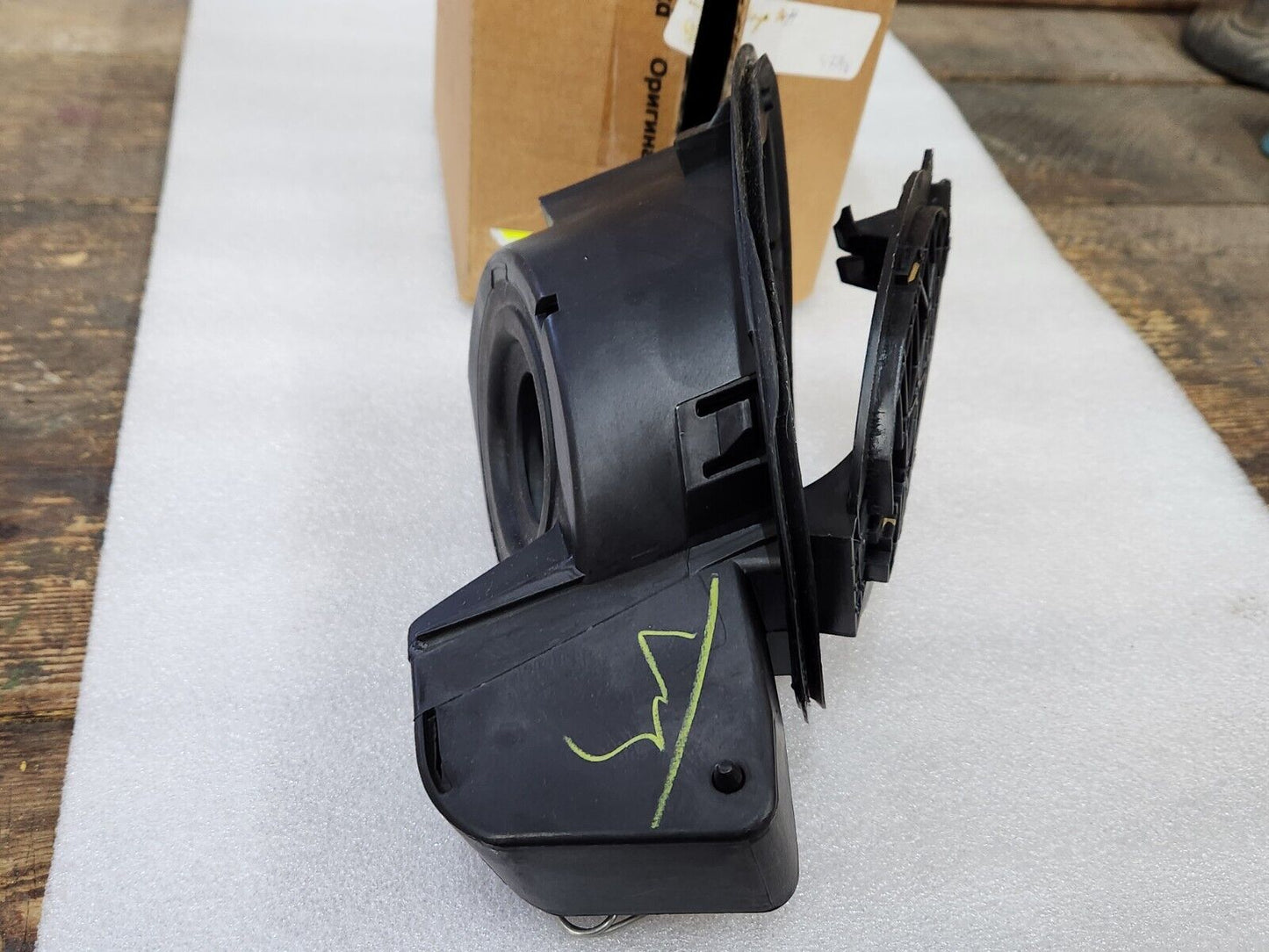 NEW GENUINE MOPAR 2015-2018 JEEP CHEROKEE FUEL FILLER HOUSING 68102575AE