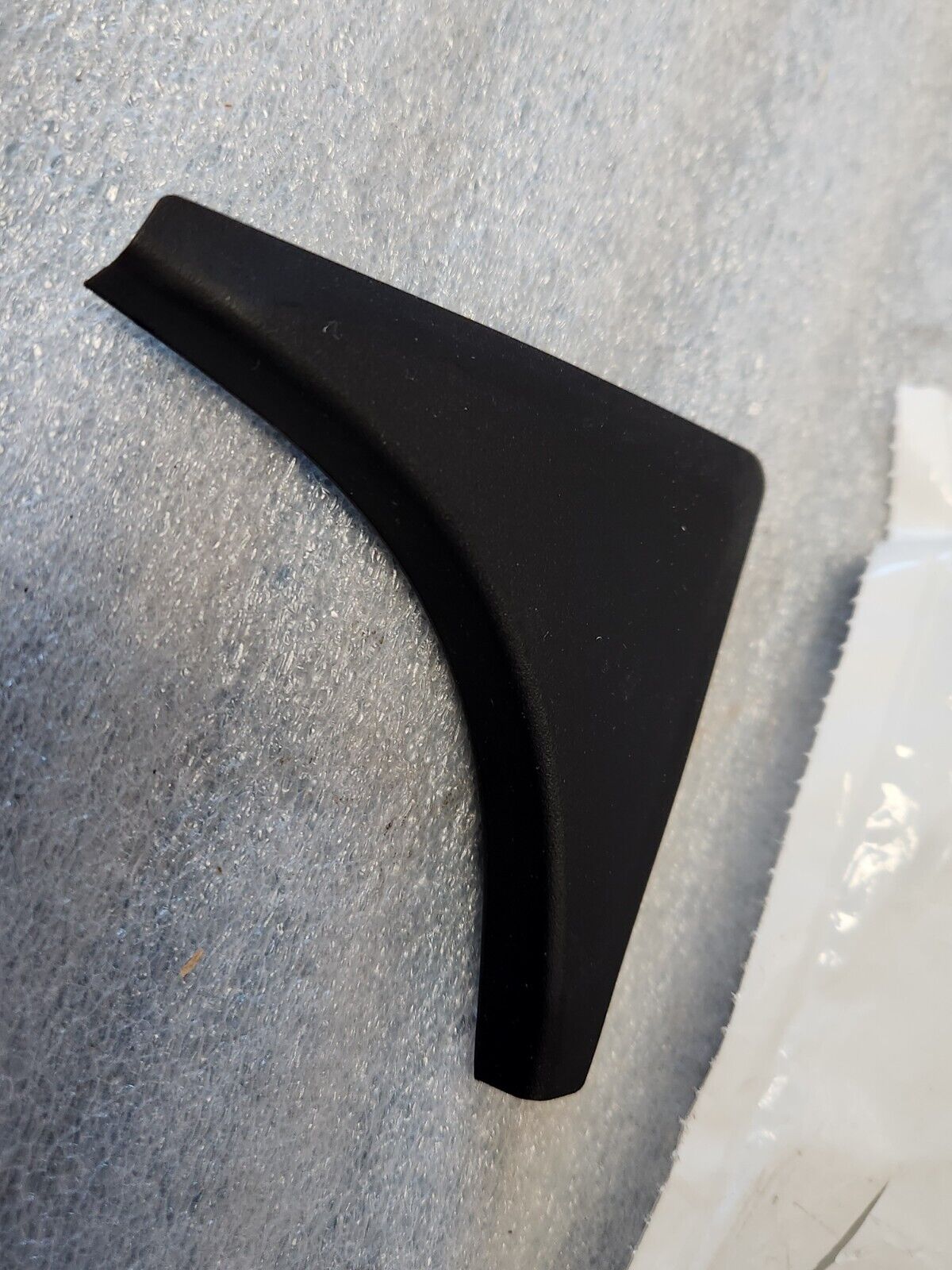 NEW MOPAR 17-25 PACIFICA TOP INSIDE CORNER OF FRONT DOOR BEZEL RIGHT 68257856AB
