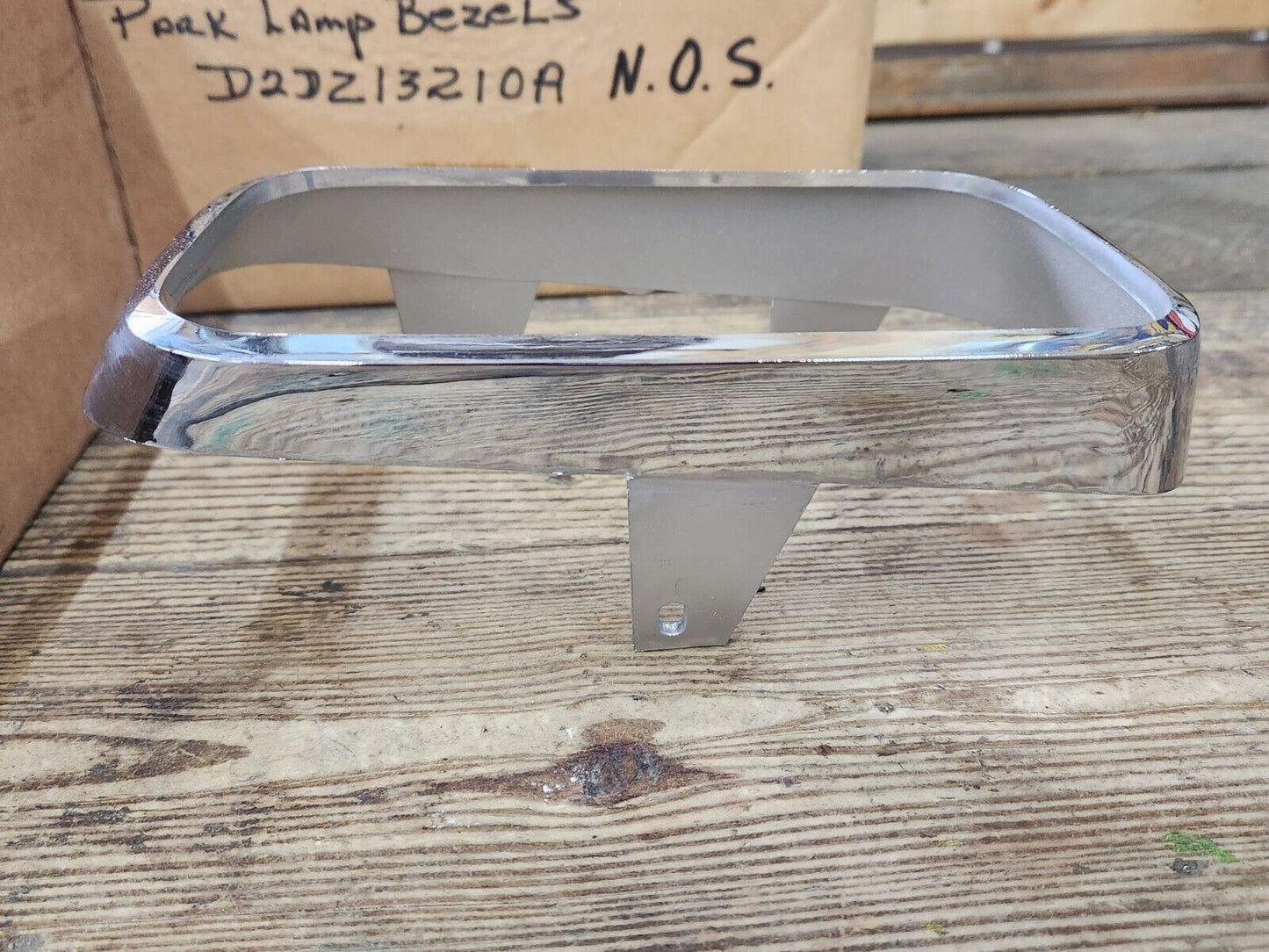 NOS 1971-72 MAVERICK RH PASSENGER'S SIDE PARKING LIGHT DOOR BEZEL D2DZ-13210-A