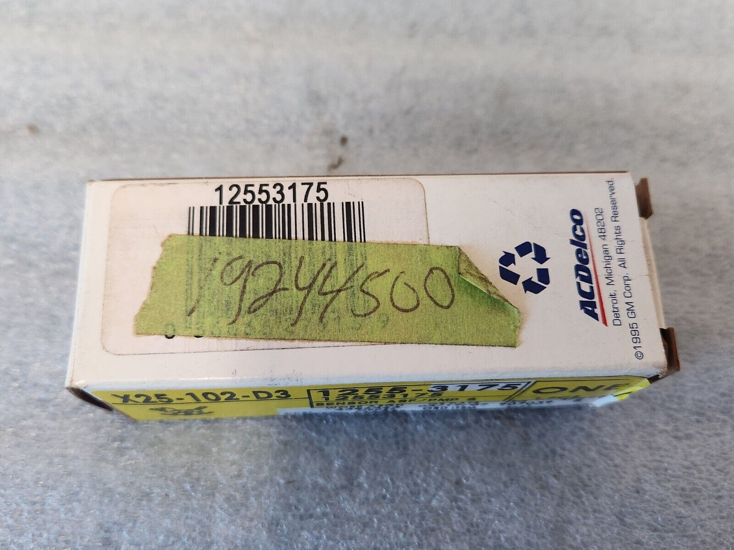 NOS OEM  1992-1998 GM 5.7 V8 Oil Pressure Switch 12553175 19244500