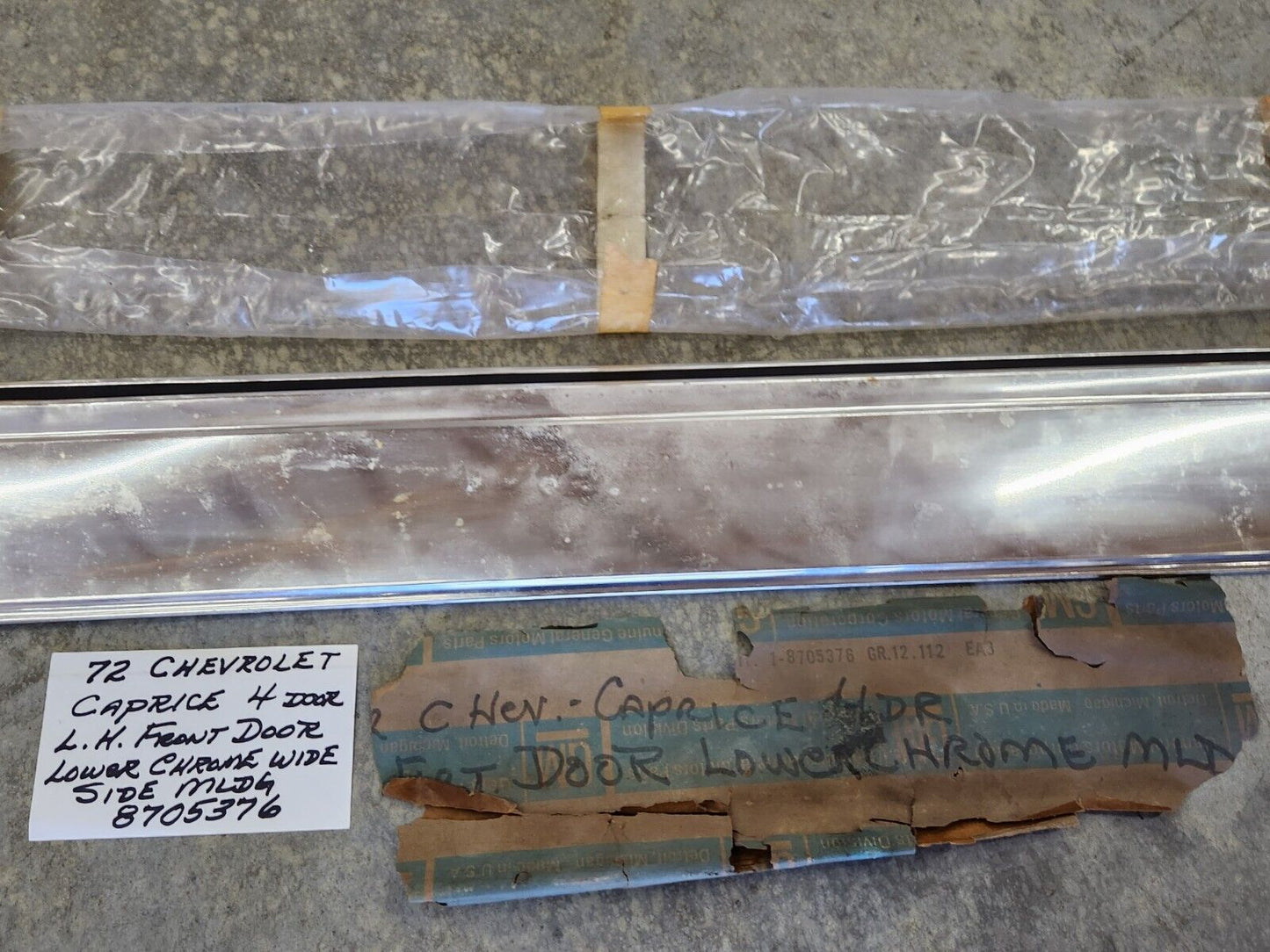 1972 Chevrolet Caprice 4-door Hardtop NOS RH Rear Door Lower Molding GM 8705377