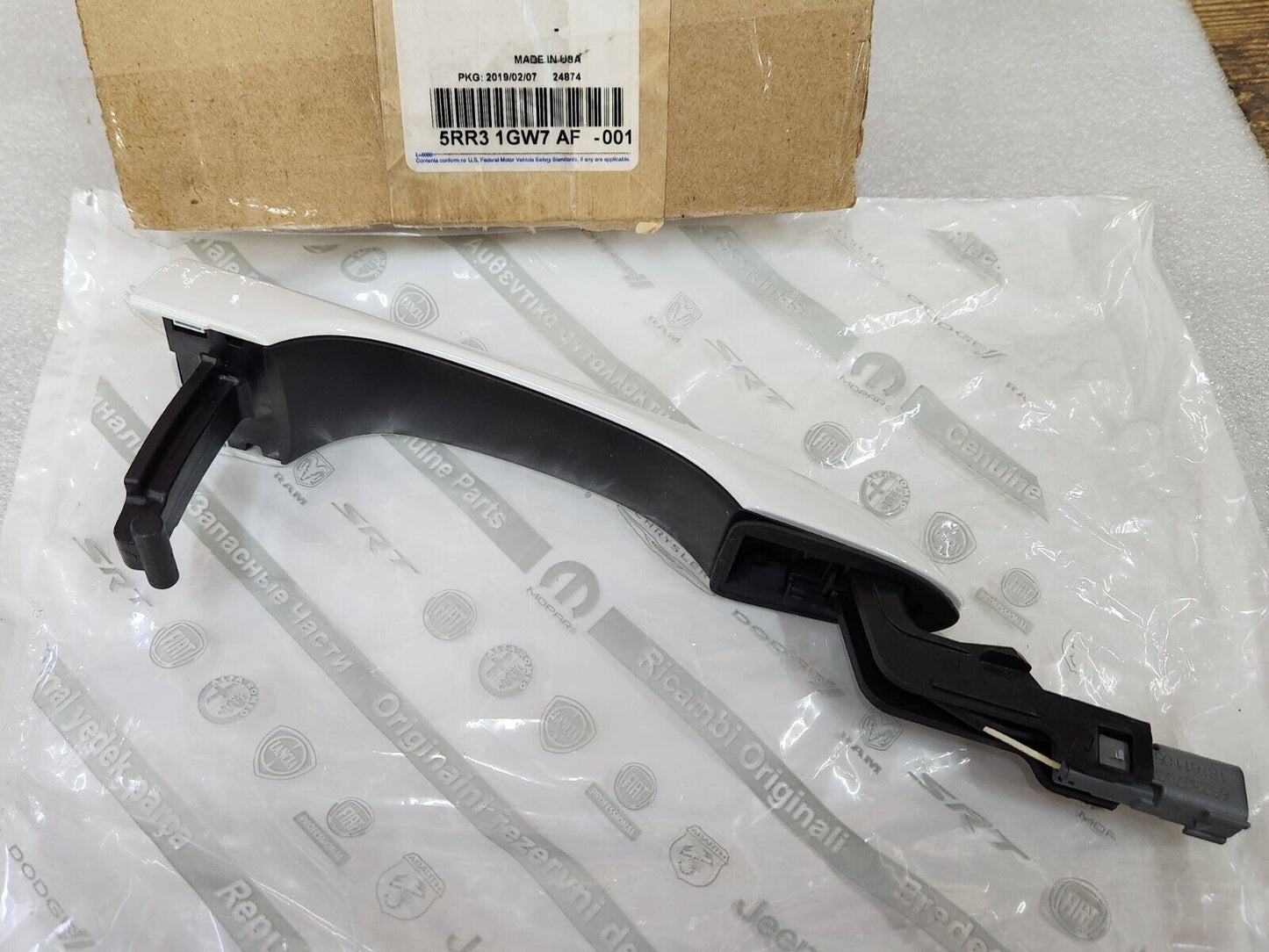 NEW 2017-2023 CHRYSLER PACIFICA REAR LH SLIDING DOOR EXTERIOR HANDLE 5RR31GW7AF