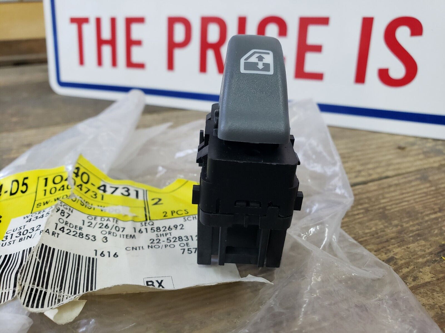 NOS NEW GM Power Door Window Switch 1997-99 Montana Trans Sport Venture 10404731