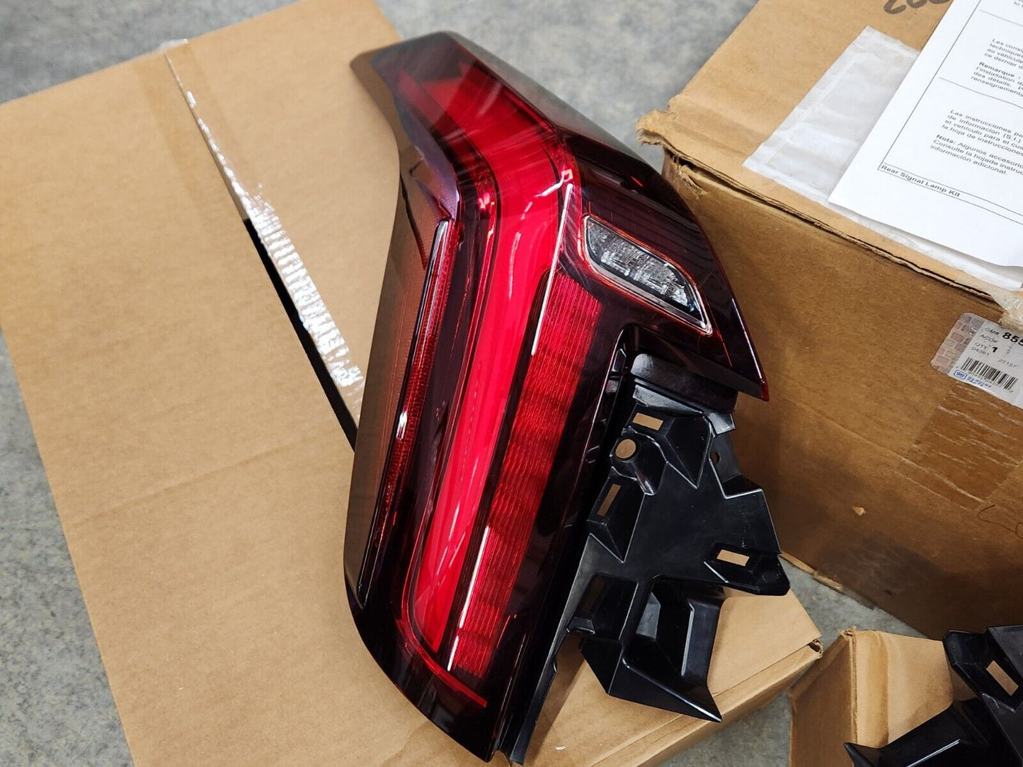 NEW OEM GM Dealer take offs 2020 2021 Cadillac CT4 Taillights Lights Pair L&R