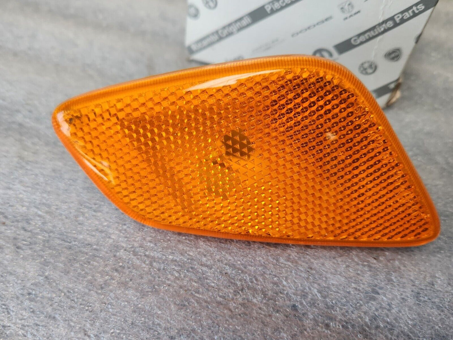 NEW OEM MOPAR 1997-06 JEEP WRANGLER LEFT SIDE FENDER CORNER MARKER LIGHT LAMP