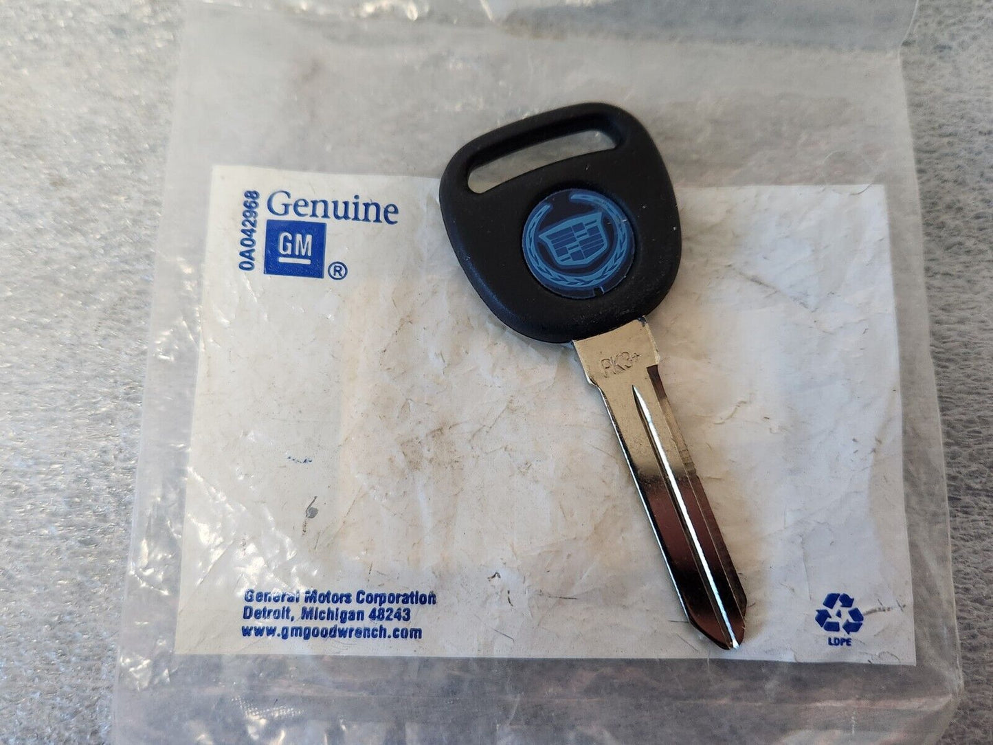 NOS OEM GM Cadillac CTS 2003-2007 Transponder Chip Jewel Logo Key 12450813 NEW