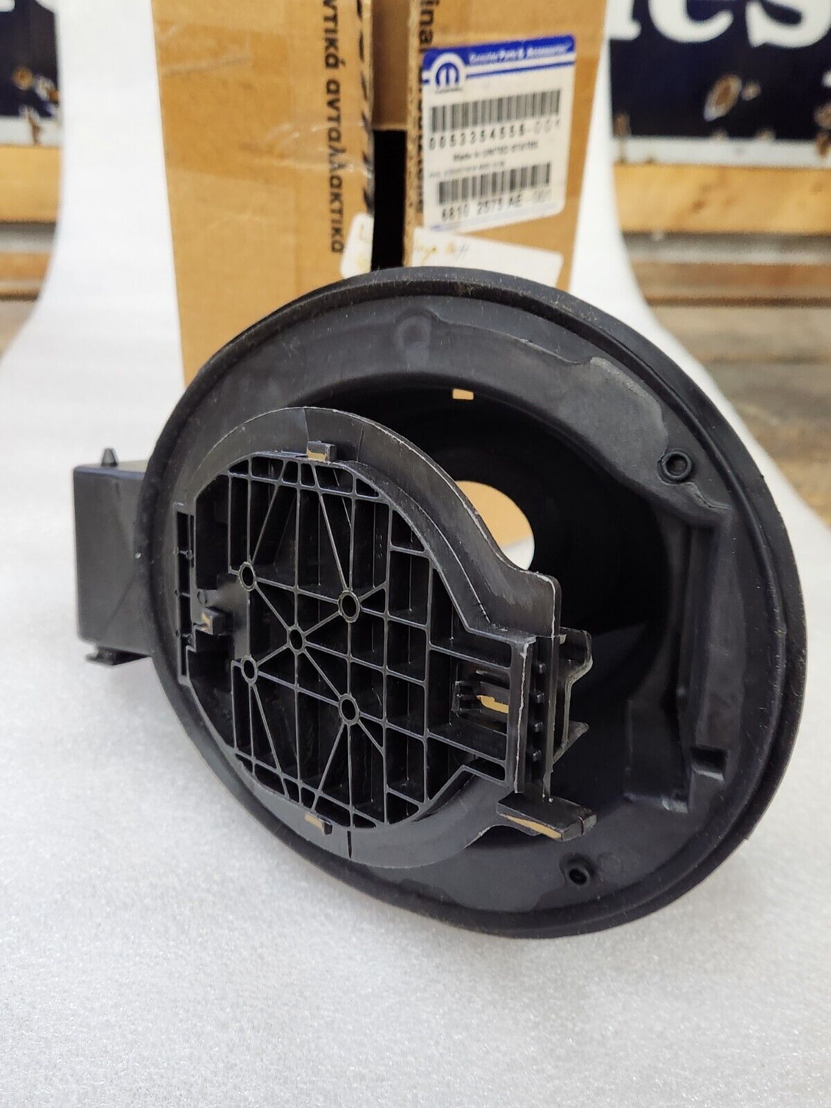 NEW GENUINE MOPAR 2015-2018 JEEP CHEROKEE FUEL FILLER HOUSING 68102575AE