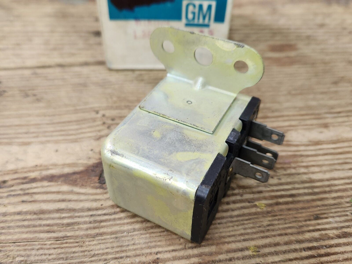 NOS 1975 1976 1977 VEGA MONZA A/C COMPRESSOR TEMPERATURE CUT-OUT RELAY GM 366408