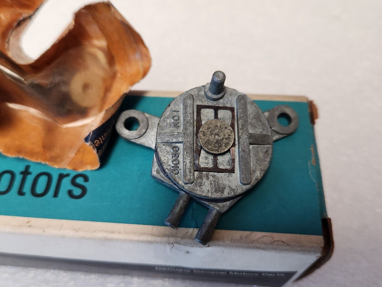 NOS OEM GM 1967-1972 Chevy GMC Truck 2-Port A/C Vacuum Switch Pickup 1222690