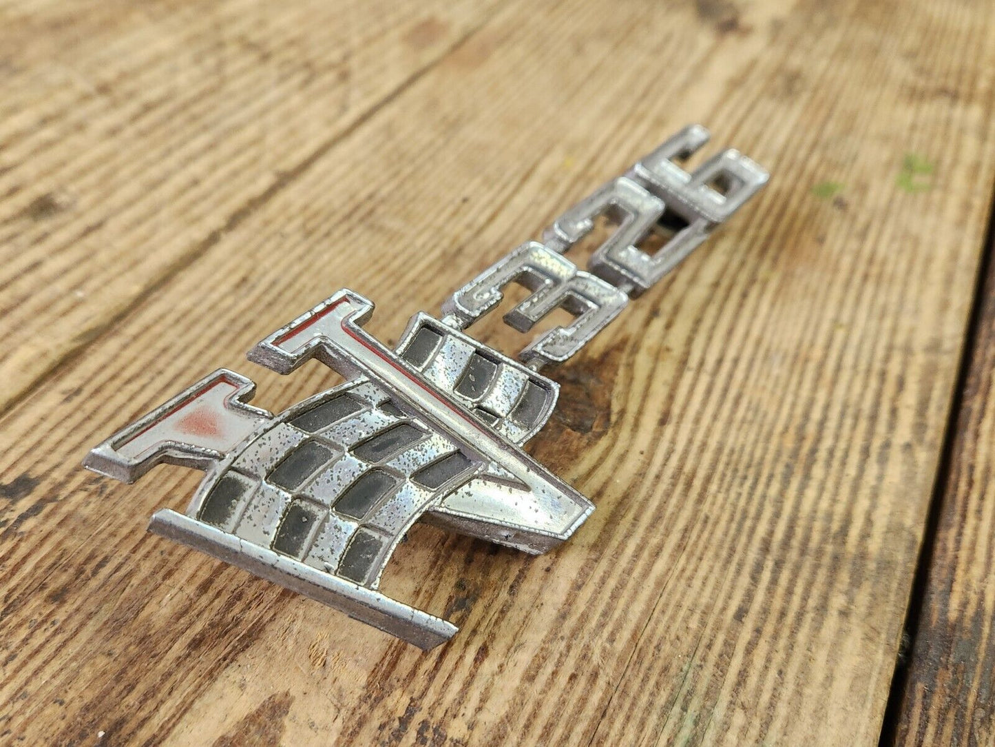 1963-1967 Pontiac emblem 326-V8 #64096 9776023