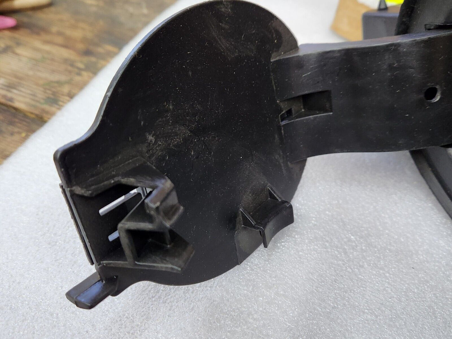 NEW GENUINE MOPAR 2015-2018 JEEP CHEROKEE FUEL FILLER HOUSING 68102575AE