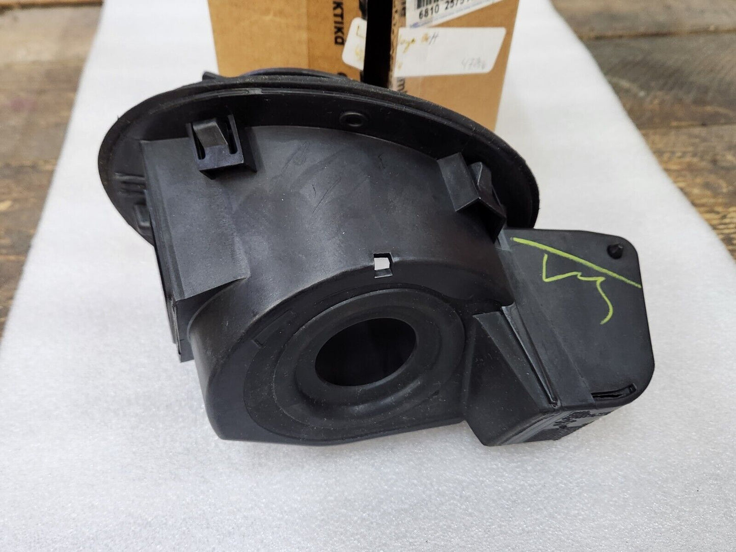 NEW GENUINE MOPAR 2015-2018 JEEP CHEROKEE FUEL FILLER HOUSING 68102575AE
