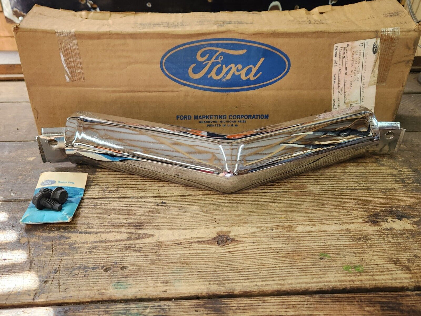 NOS 1971 FORD GALAXIE LTD CUSTOM 500 COUNTRY SQUIRE FRONT CENTER BUMPER MOULDING