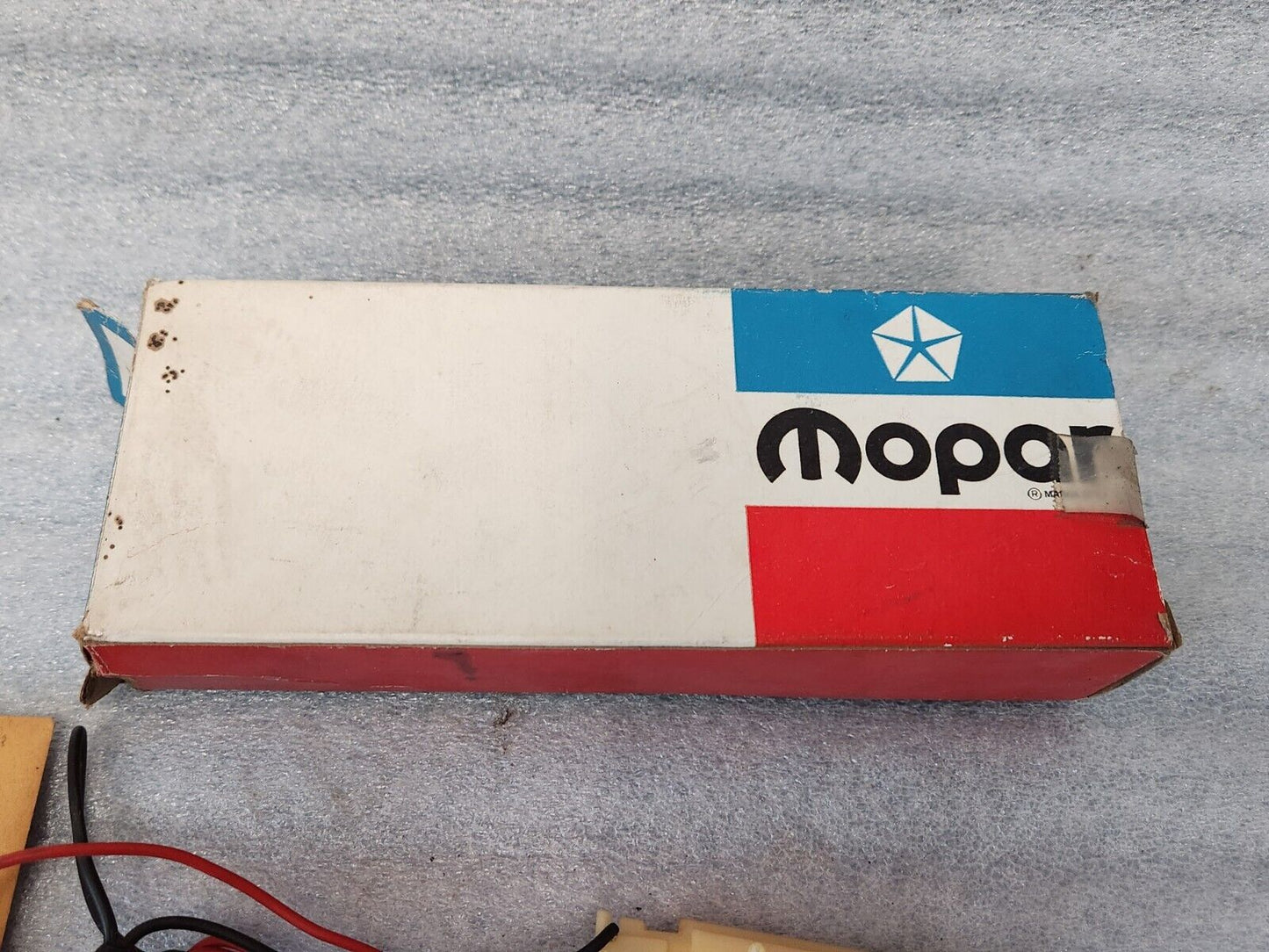 NOS GENUINE MOPAR 1971-1973 HORN SWITCH WITH 3 SPOKE SPORT WHEEL 3575954