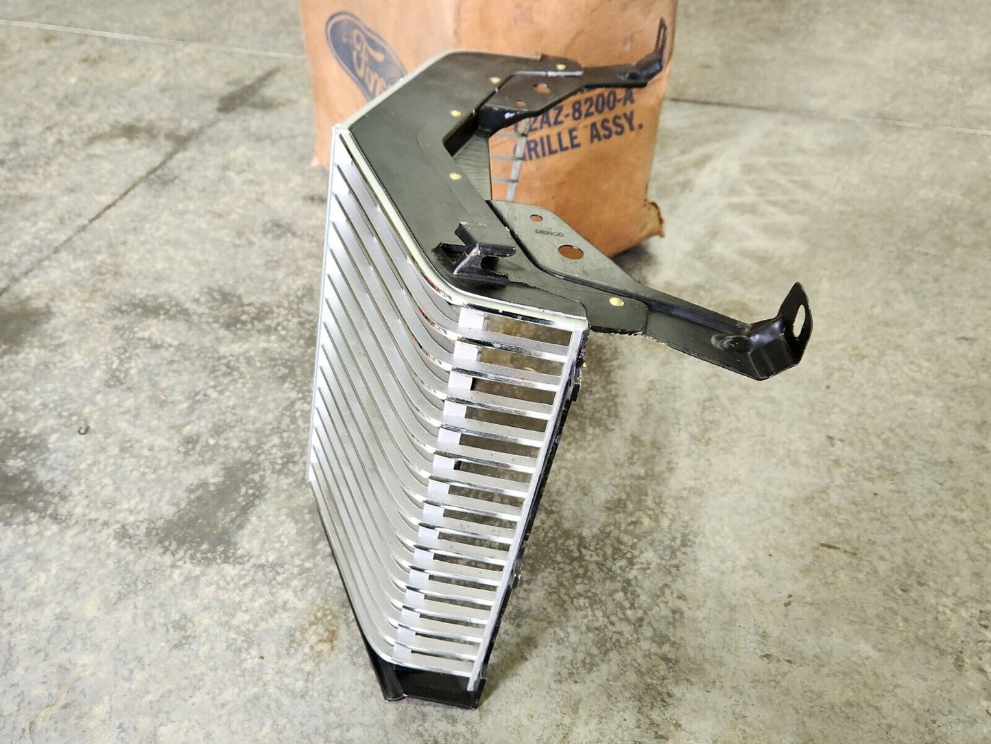NOS 1972 Ford LTD Galaxie 500 Country Squire Ranch Grille in Box D2AZ-8200-A