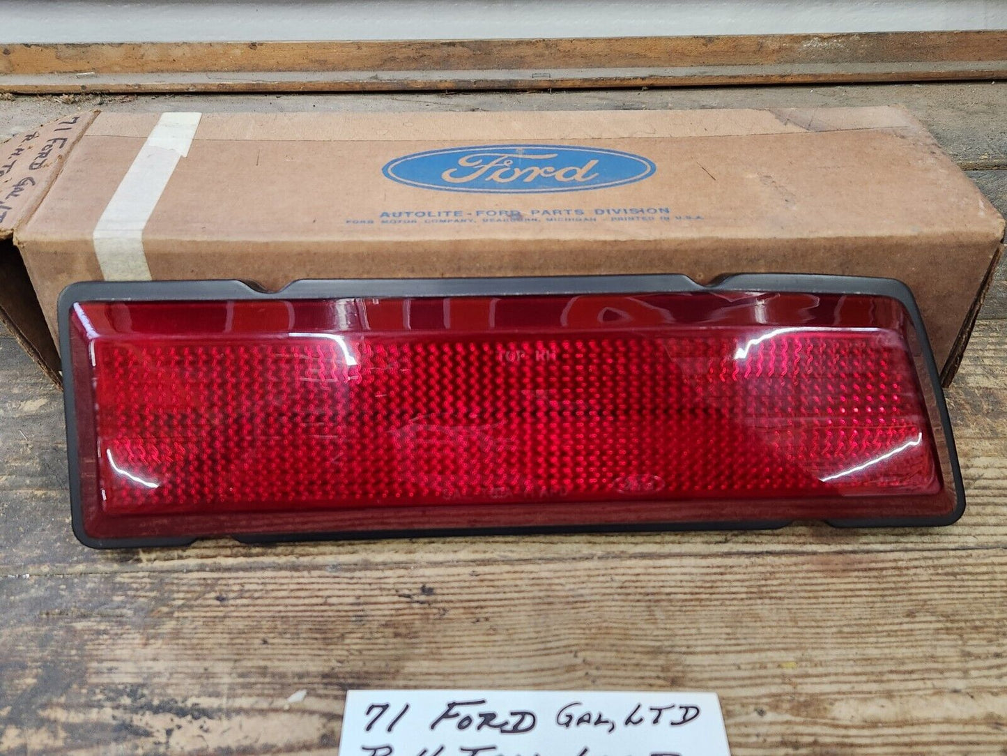 NOS OEM 1971 FORD GALAXIE 500 LTD TAIL LIGHT LENS (RH) PART # D1AZ-13450-D