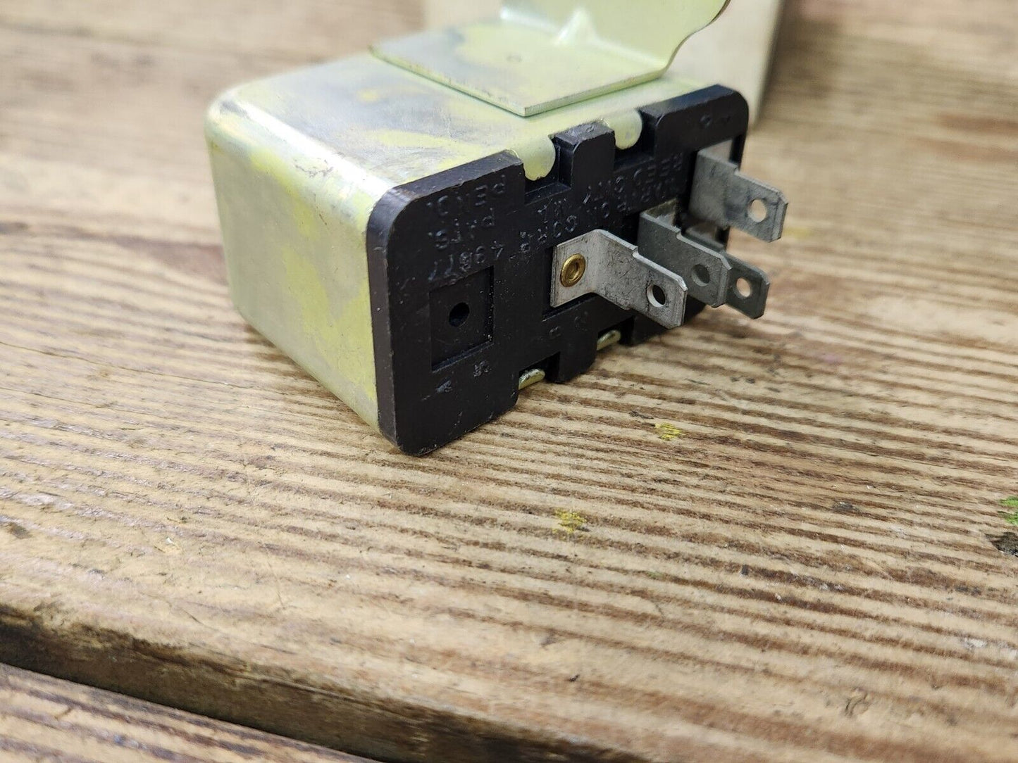 NOS 1975 1976 1977 VEGA MONZA A/C COMPRESSOR TEMPERATURE CUT-OUT RELAY GM 366408