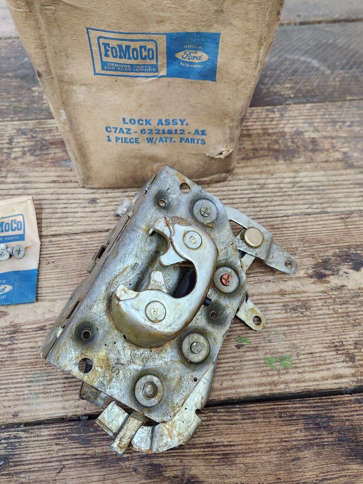 NOS OEM 1967 FORD C7AZ-6221812-A GALAXIE LTD XL RH FRONT DOOR LATCH