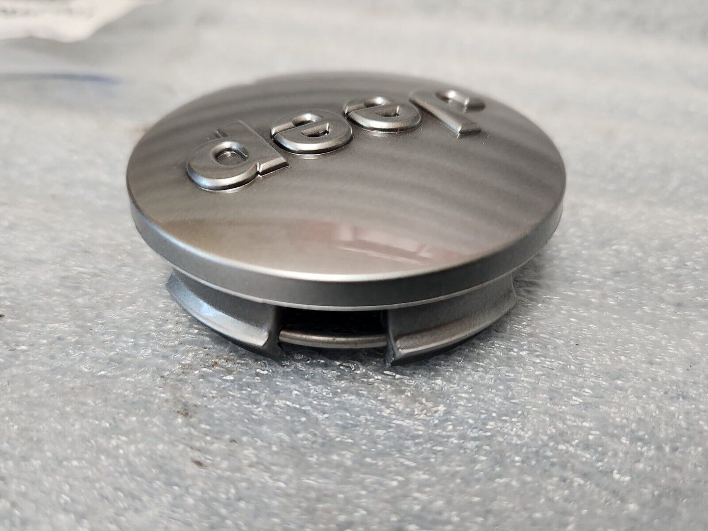 2012-2020 Grand Cherokee Wrangler JEEP Center Wheel Cap Grey SINGLE OE NEW Mopar