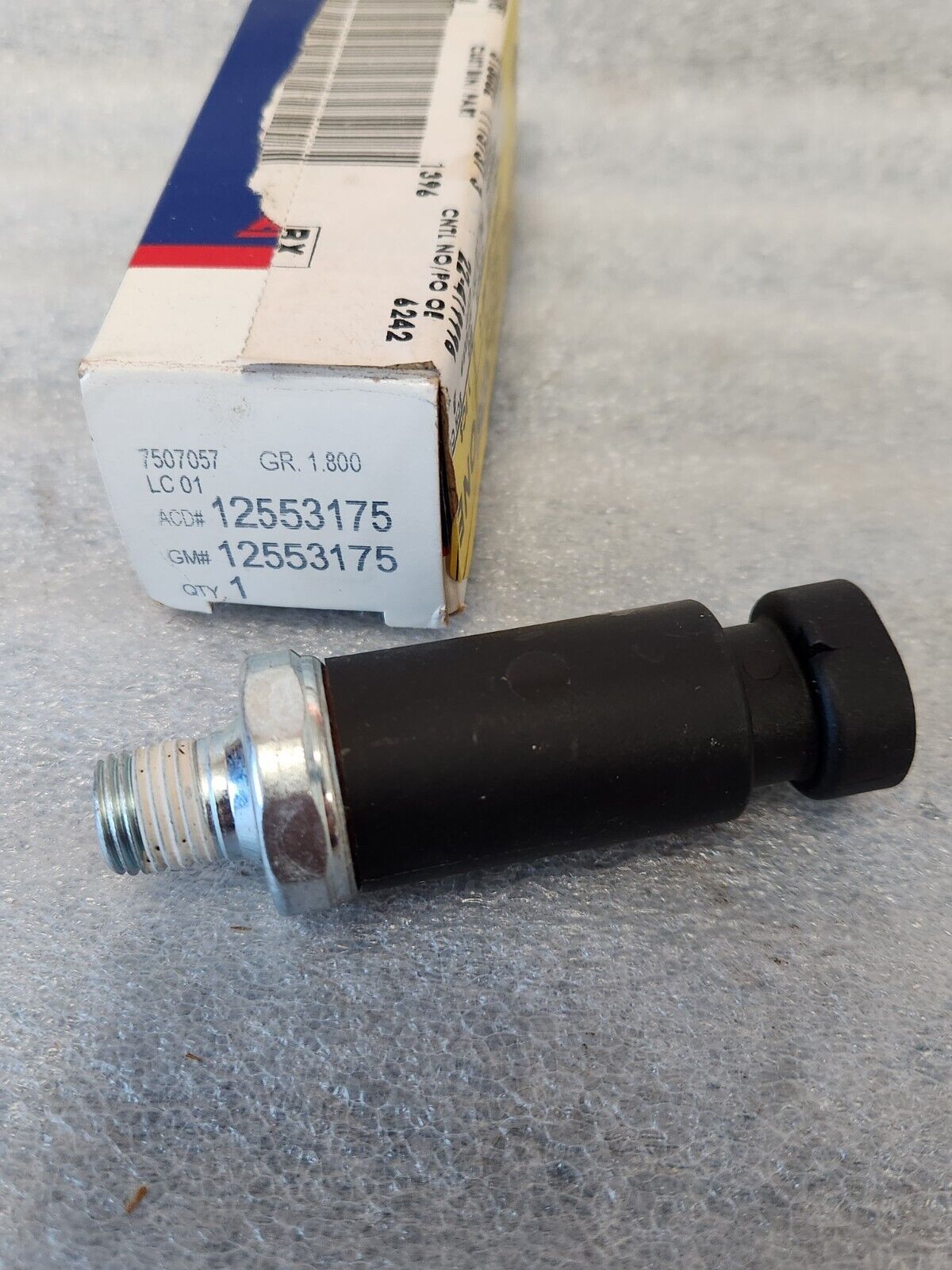 NOS OEM  1992-1998 GM 5.7 V8 Oil Pressure Switch 12553175 19244500