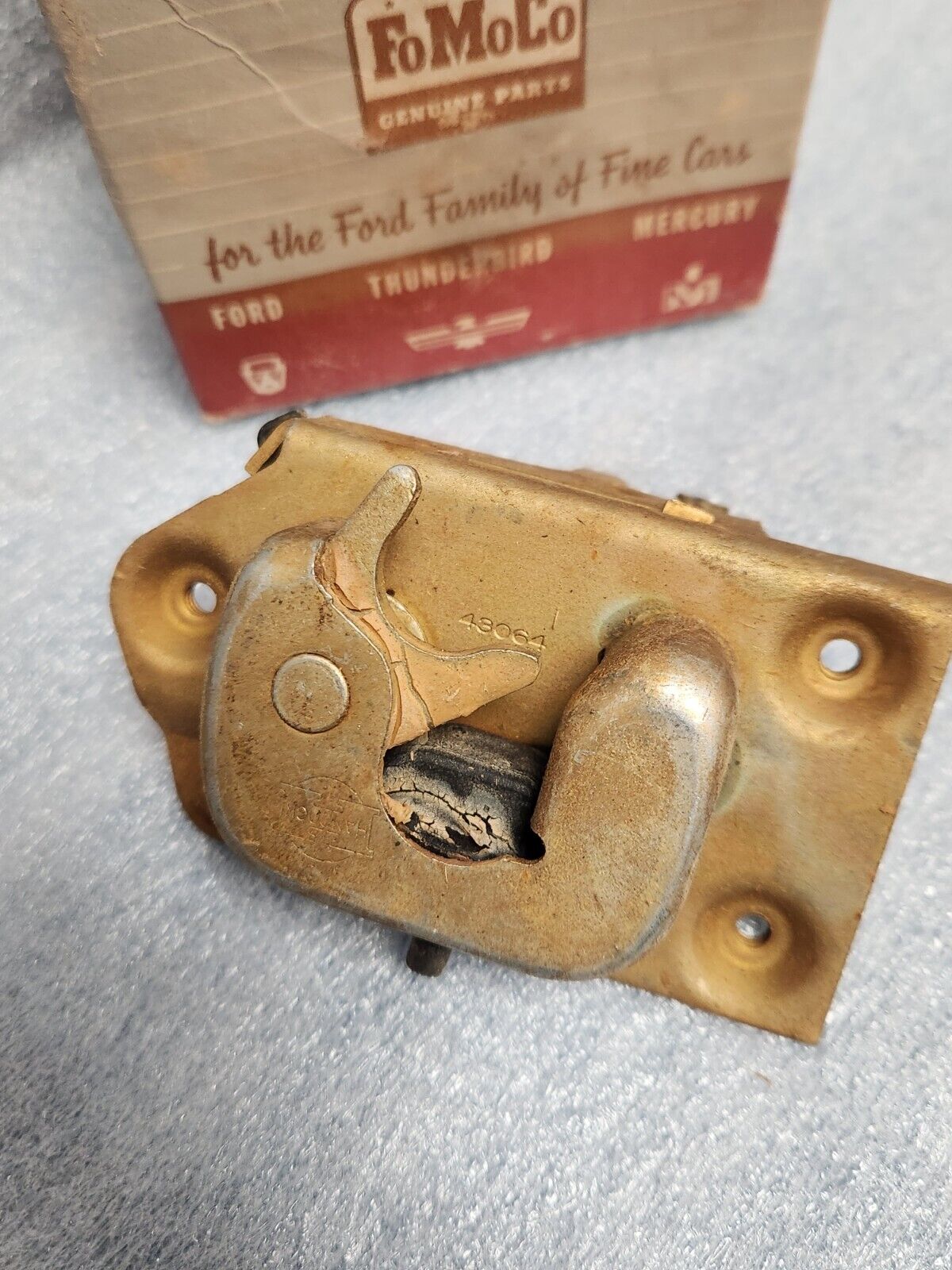 NOS OEM 1961 Ford Station Wagon RH Tailgate Lock Latch Assy C1AB-5943150-E