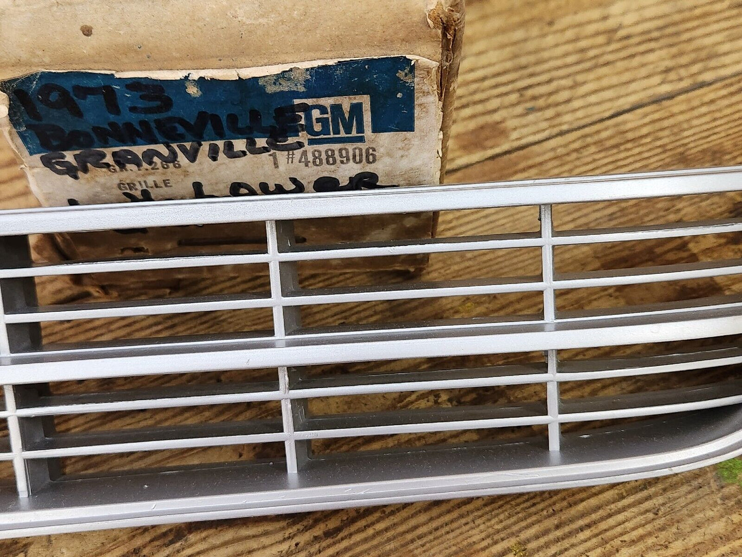 NOS OEM GM 1973 Pontiac Catalina Bonneville Lower Grille Vent Left Hand 488906