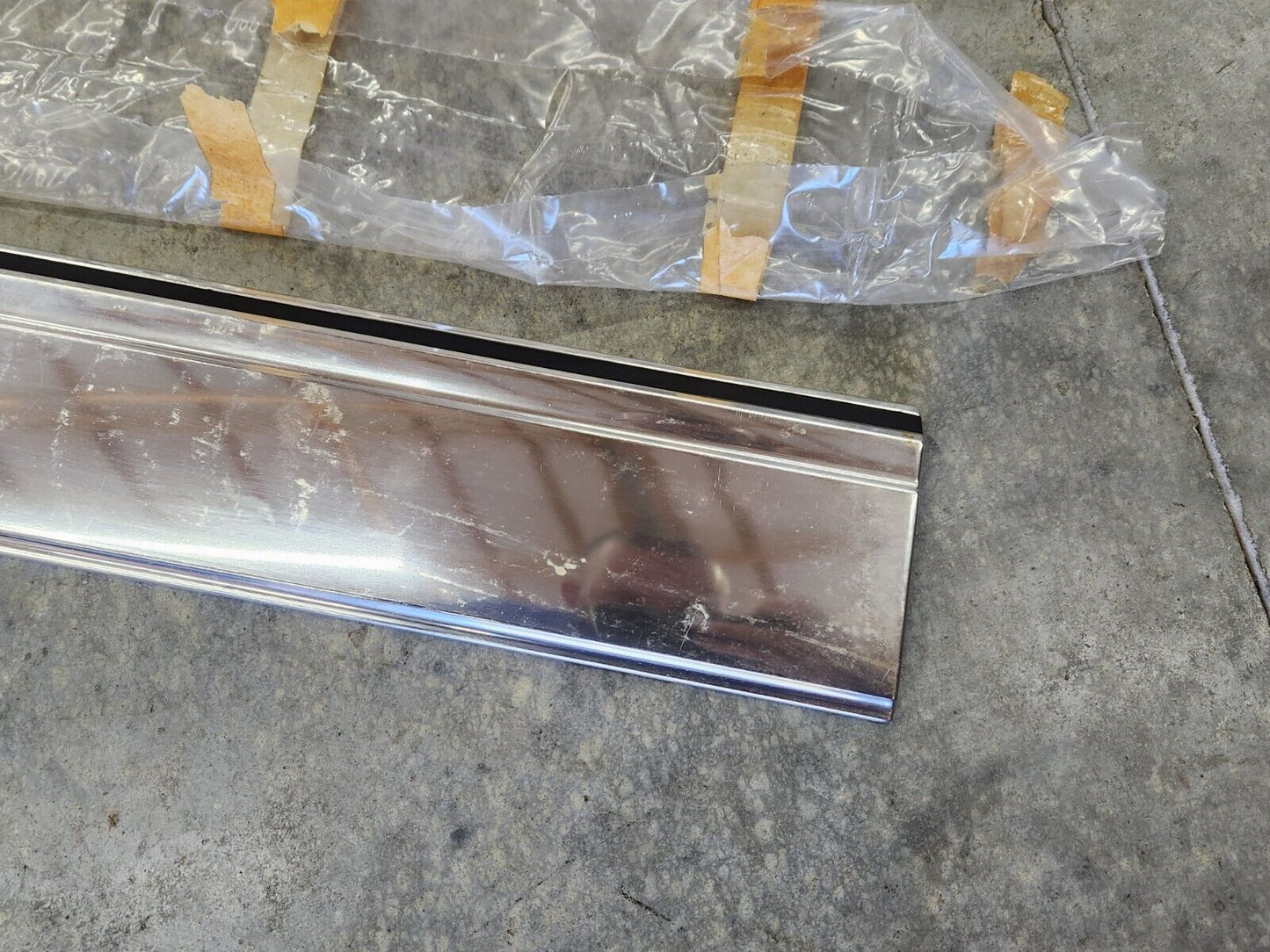1972 Chevrolet Caprice 4-door Hardtop NOS RH Rear Door Lower Molding GM 8705377