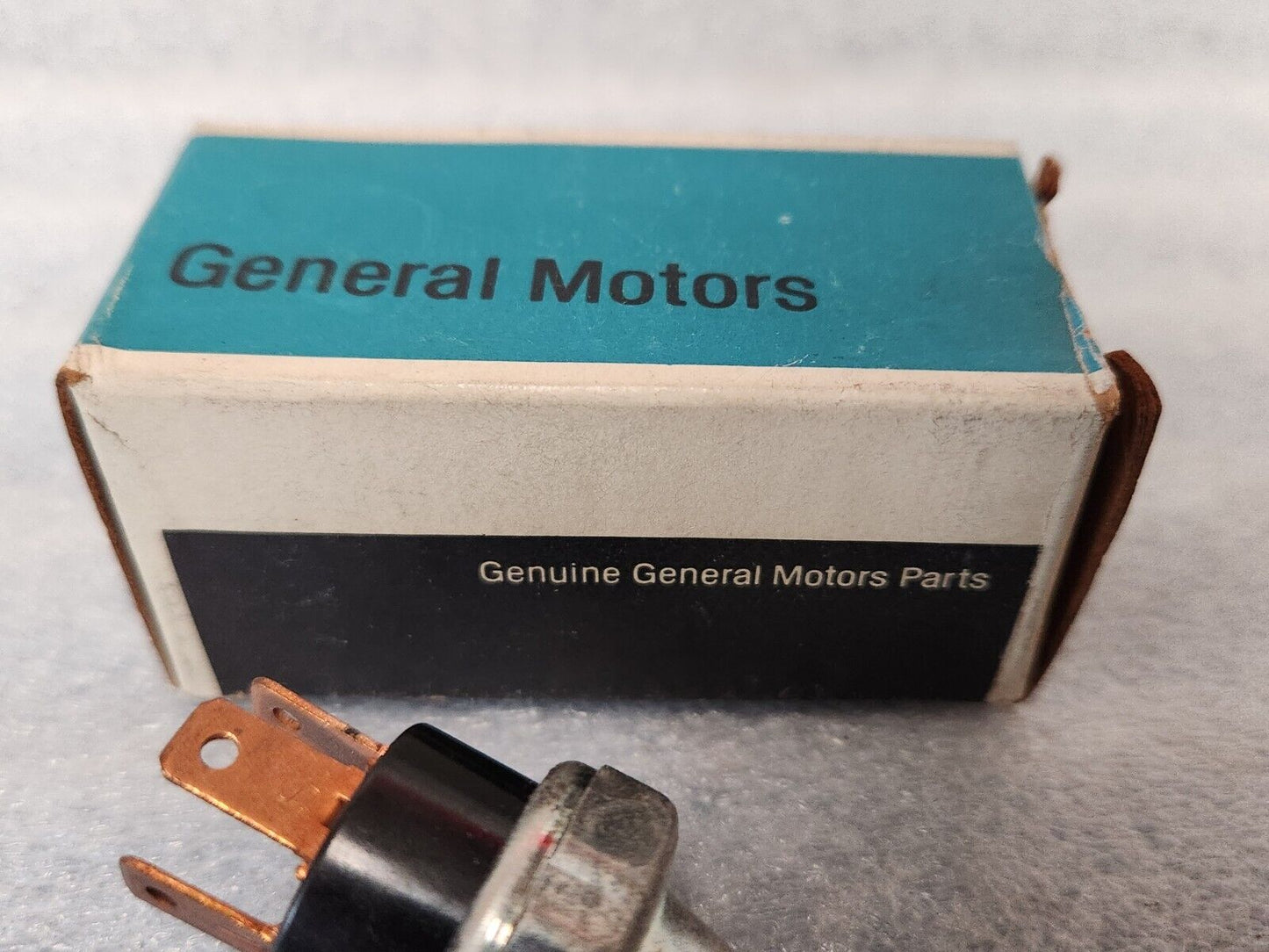 NOS OEM GM 1971 - 1977 Chevrolet Vega Oil Temperature Sender 3986857