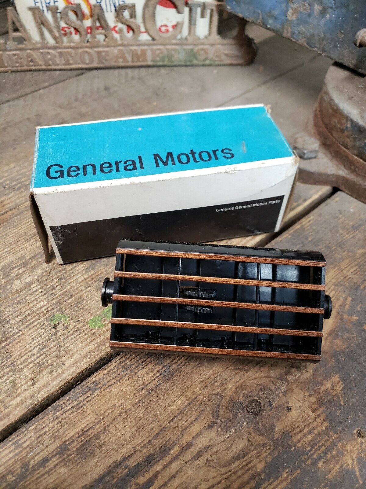 NOS GM 1985-90 OLDSMOBILE 98 REGENCY WOODGRAIN A/C AIR OUTLET DEFLECTOR 22517717